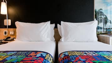 Une chambre d’hôtel avec deux lits, une table de chevet avec un téléphone et une lampe fixée au mur.