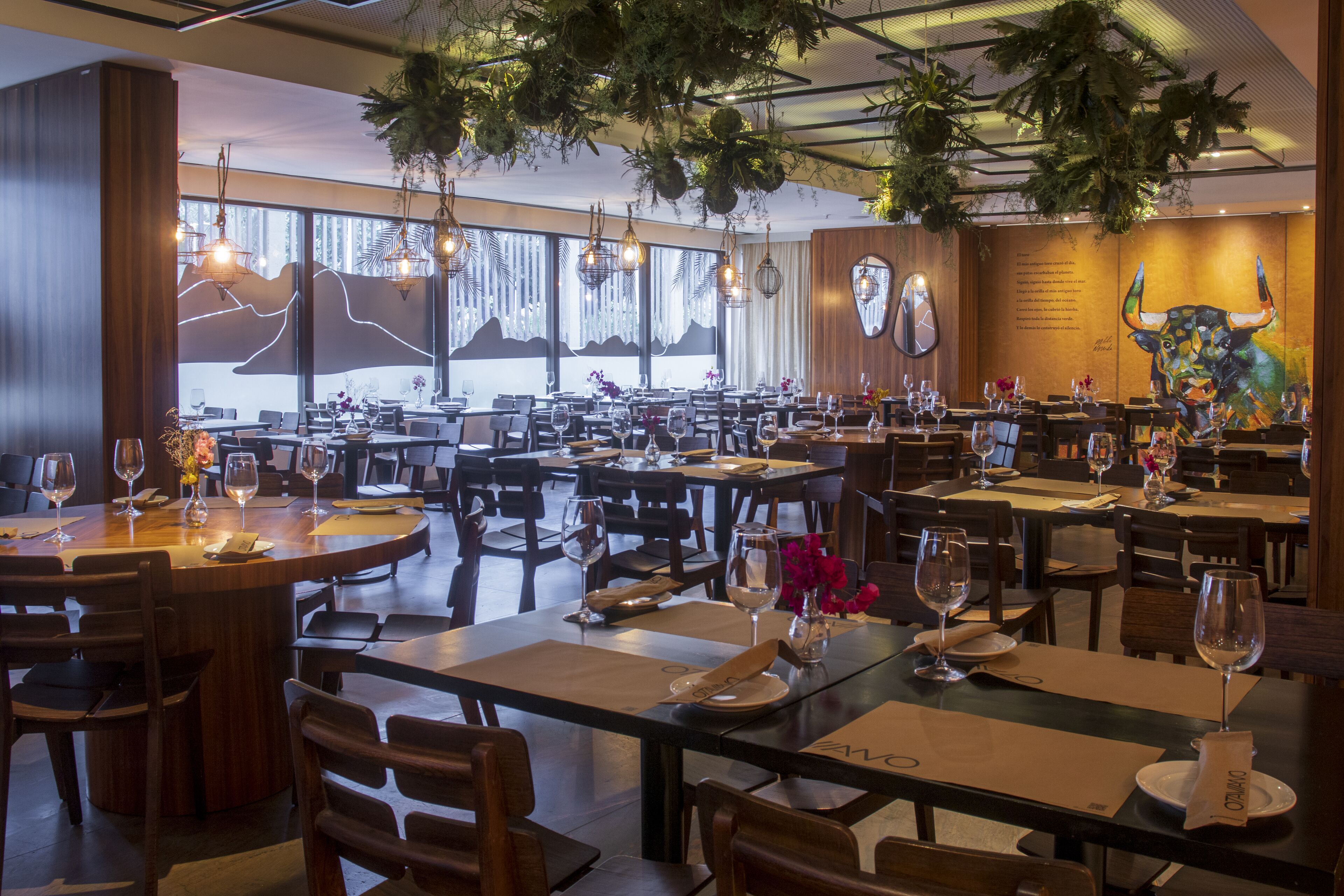 breakfast, lunch, dinner served; international cuisine