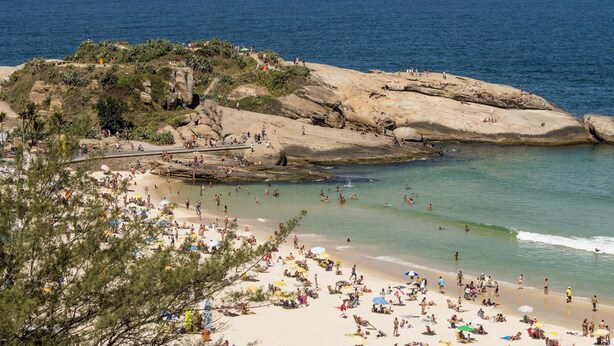 Une plage au paysage rocheux offrant une vue dégagée sur l’océan.