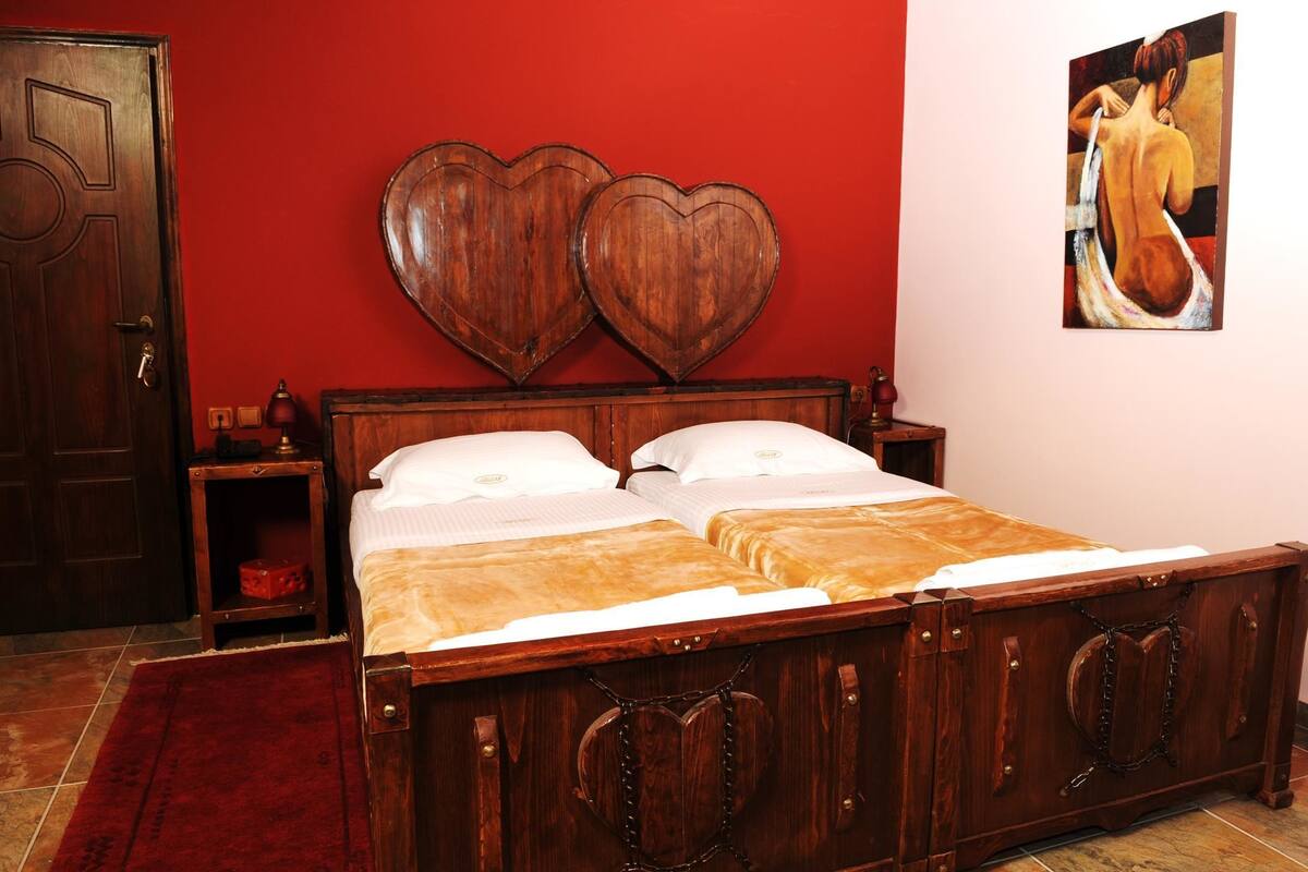 Deluxe Double or Twin Room | In-room safe, desk, blackout drapes, soundproofing