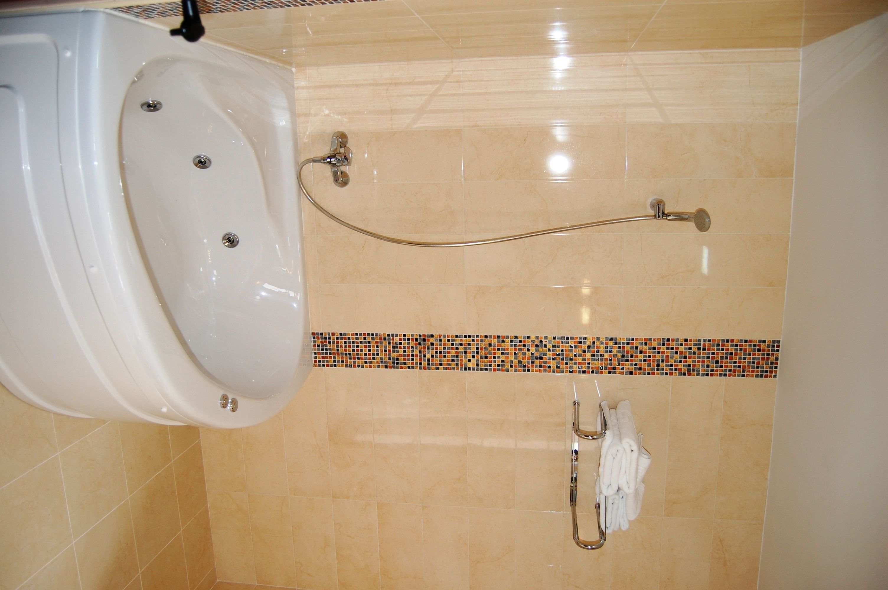 suite | bathroom | free toiletries, towels