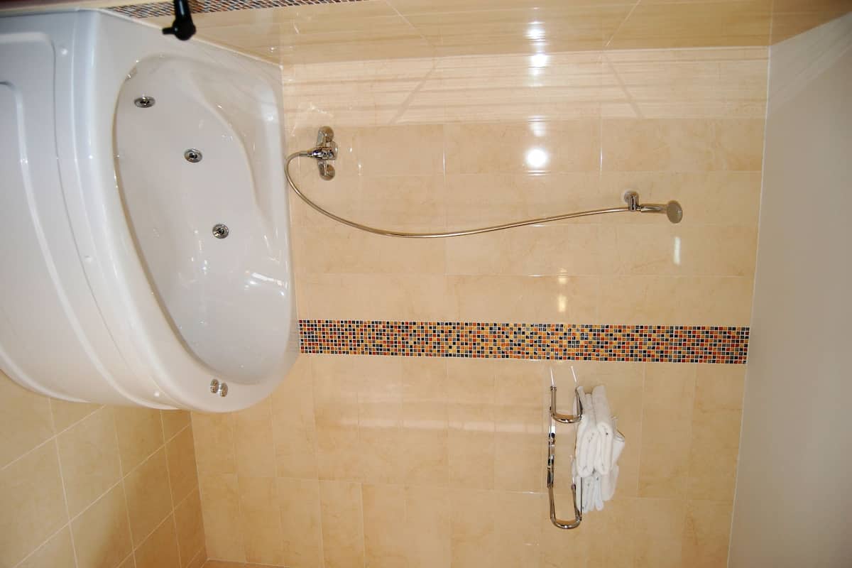 suite | bathroom | free toiletries, towels