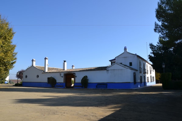 Vista frontal de la propiedad