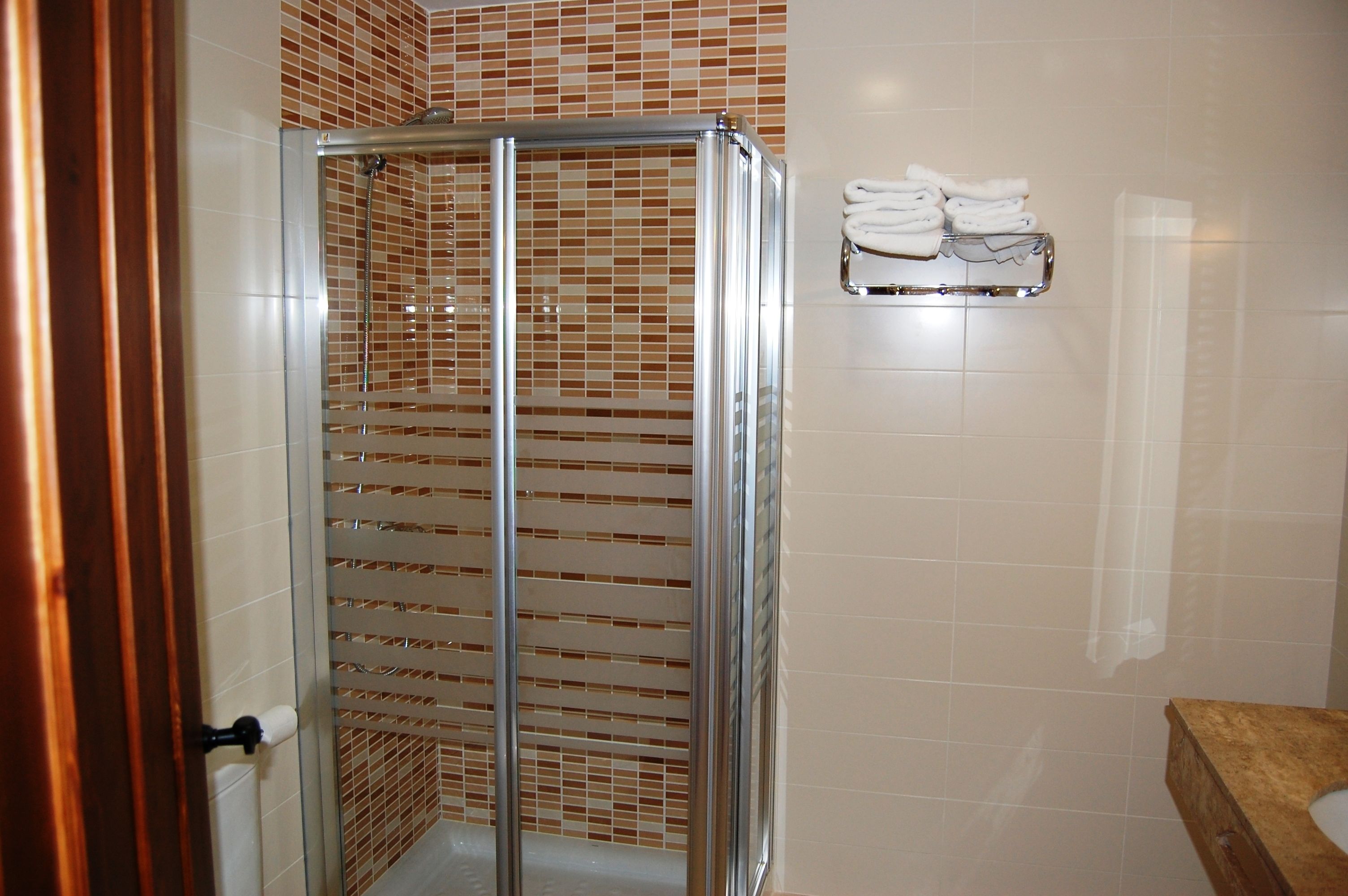 superior double room | bathroom | free toiletries, towels