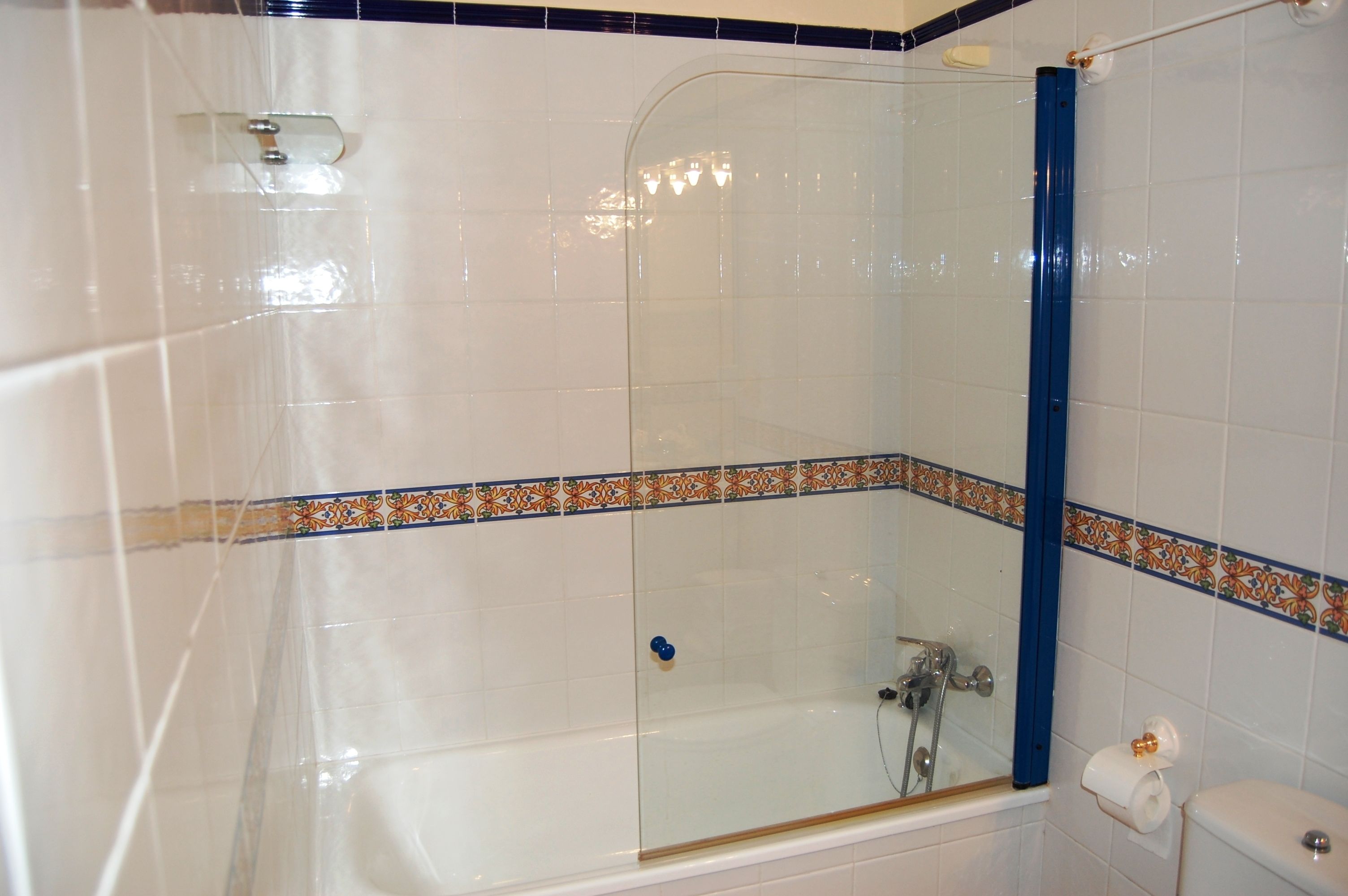 double room | bathroom | free toiletries, towels