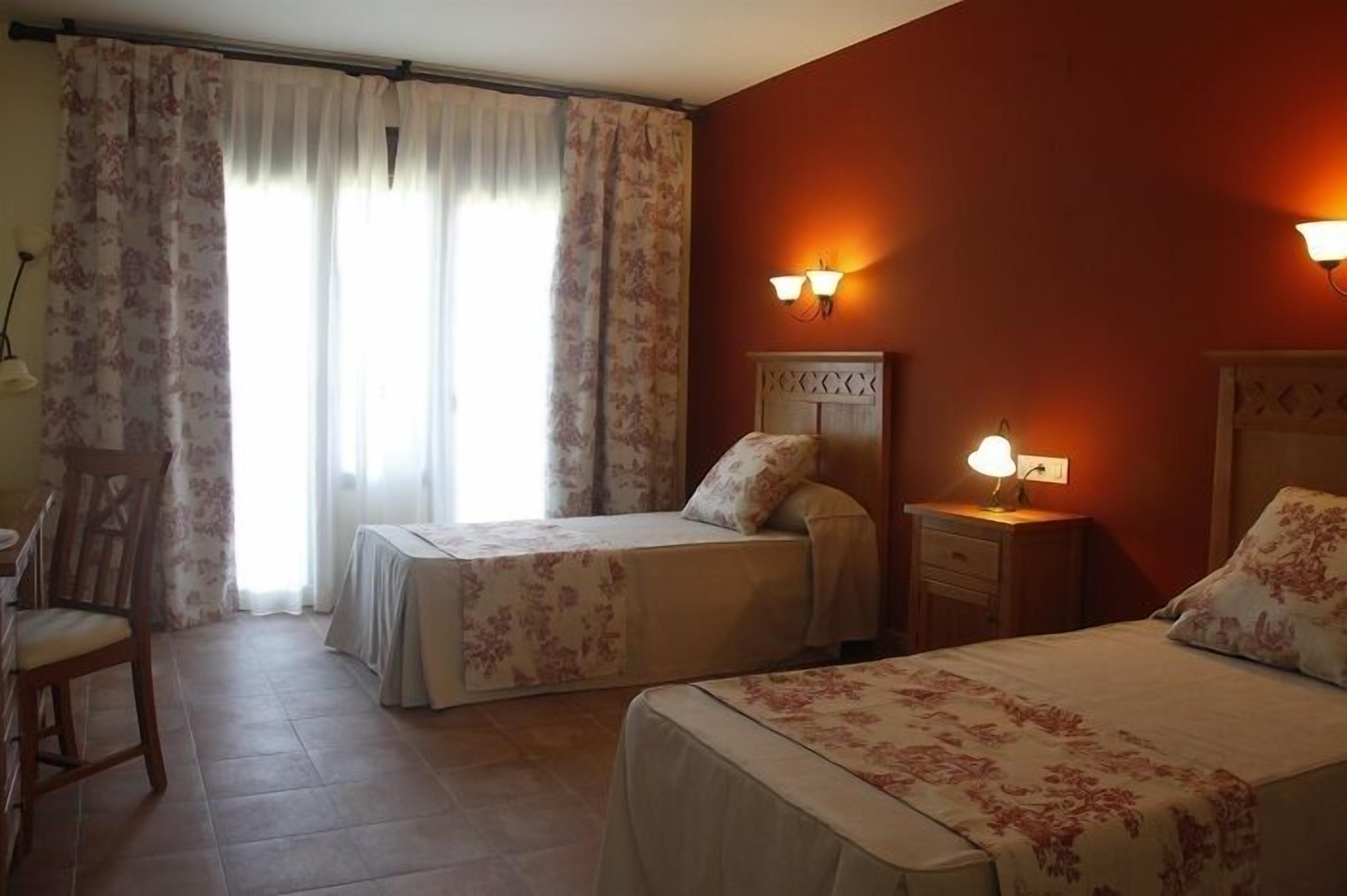 desk, rollaway beds, free wifi, bed sheets