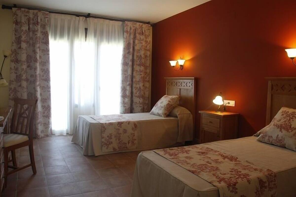 desk, rollaway beds, free wifi, bed sheets