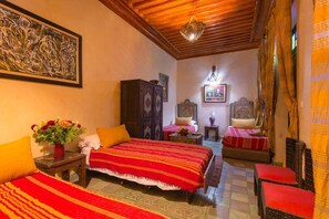 スイート | 遮光カーテン、防音設備、WiFi (無料)、ベッドシーツ