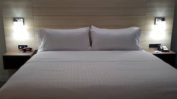 Escritorio, cortinas blackout y tabla de planchar con plancha