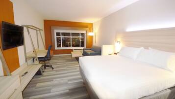 Escritorio, cortinas blackout y tabla de planchar con plancha