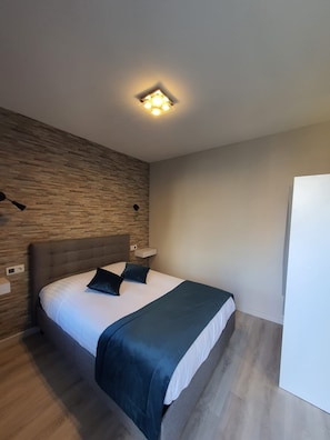 Standard Double Room | Desk, free WiFi, bed sheets - New Windsor (Etretat)