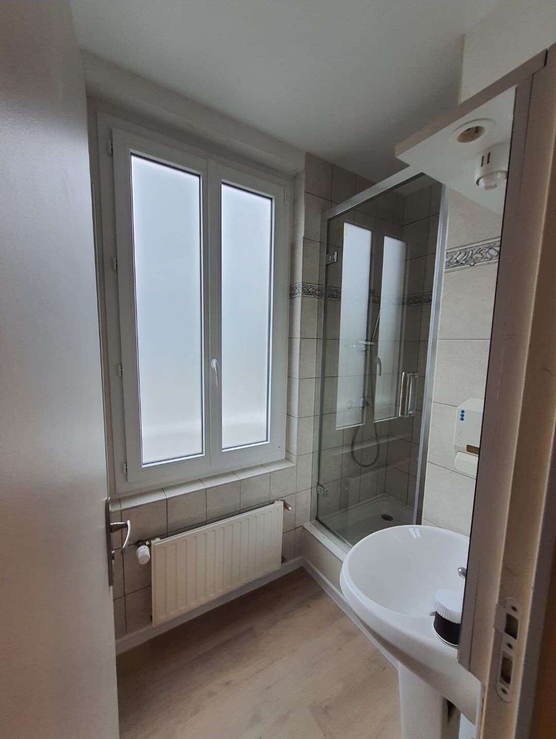 Chambre Double Standard | Salle de bain | Articles de toilette gratuits, sèche-cheveux, serviettes fournies