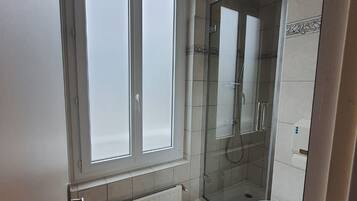 Chambre Double Standard | Salle de bain | Articles de toilette gratuits, sèche-cheveux, serviettes fournies
