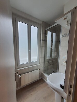 Standard Double Room | Bathroom | Free toiletries, hair dryer, towels - New Windsor (Etretat)