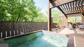 传统客房, 无烟房 (Japanese Western, Open-air bath) | 浴室 | 吹风机、拖鞋、电子马桶、洗发水