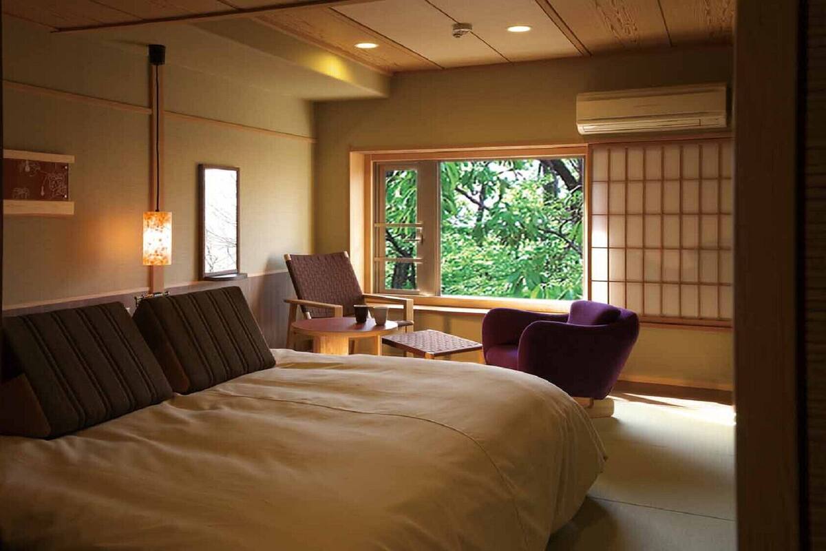 In-room safe, WiFi (free), bed sheets