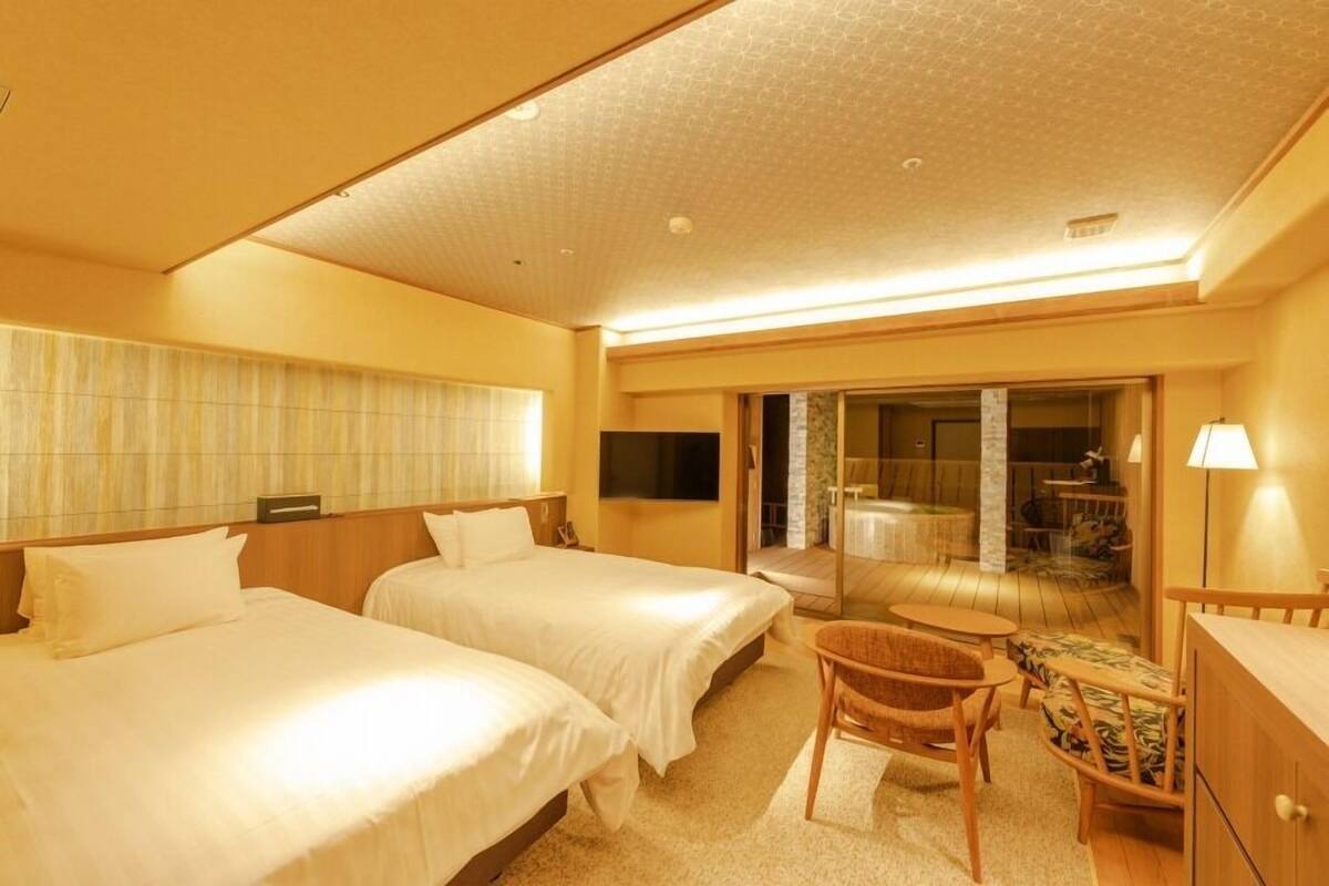 In-room safe, WiFi (free), bed sheets