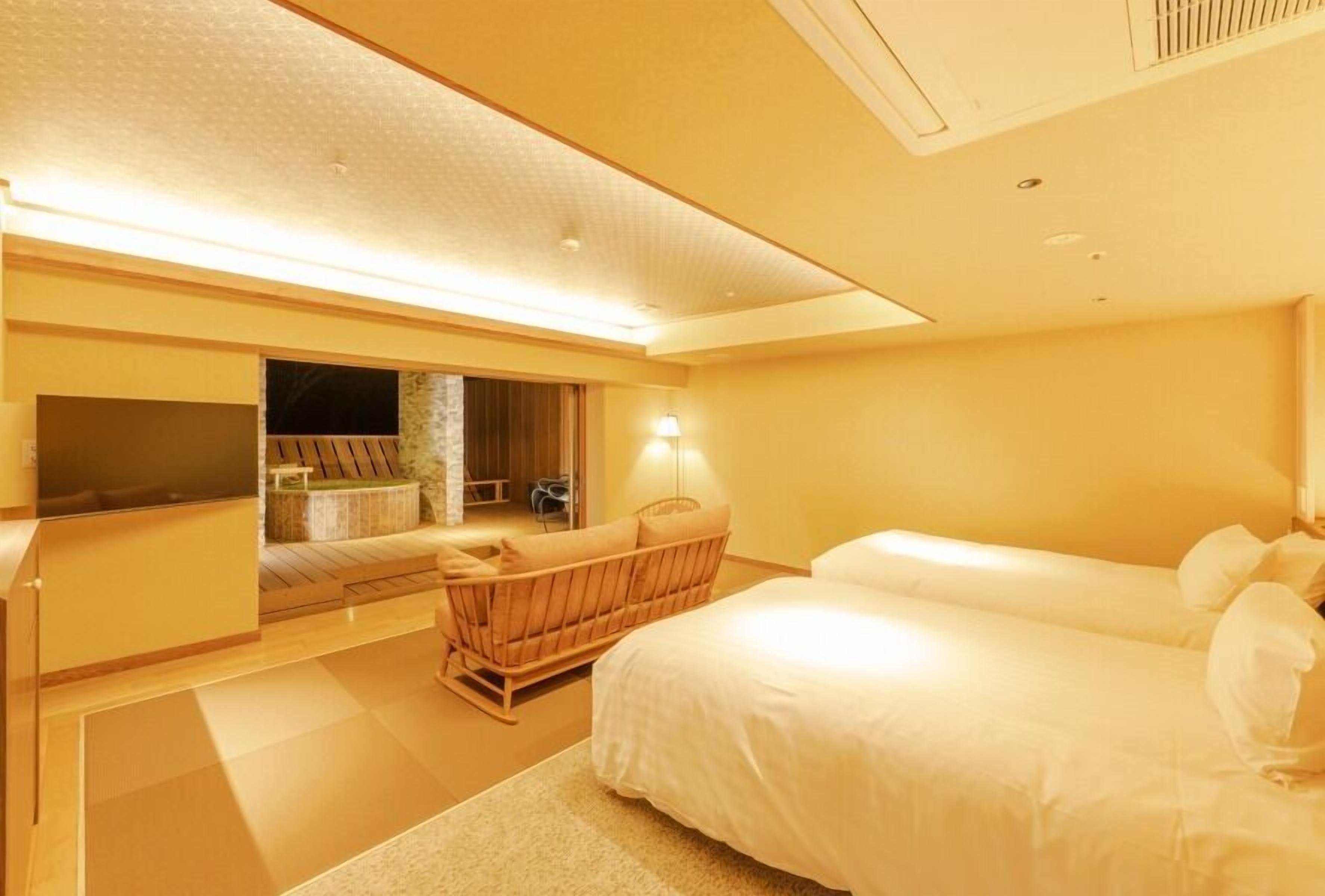 In-room safe, WiFi (free), bed sheets