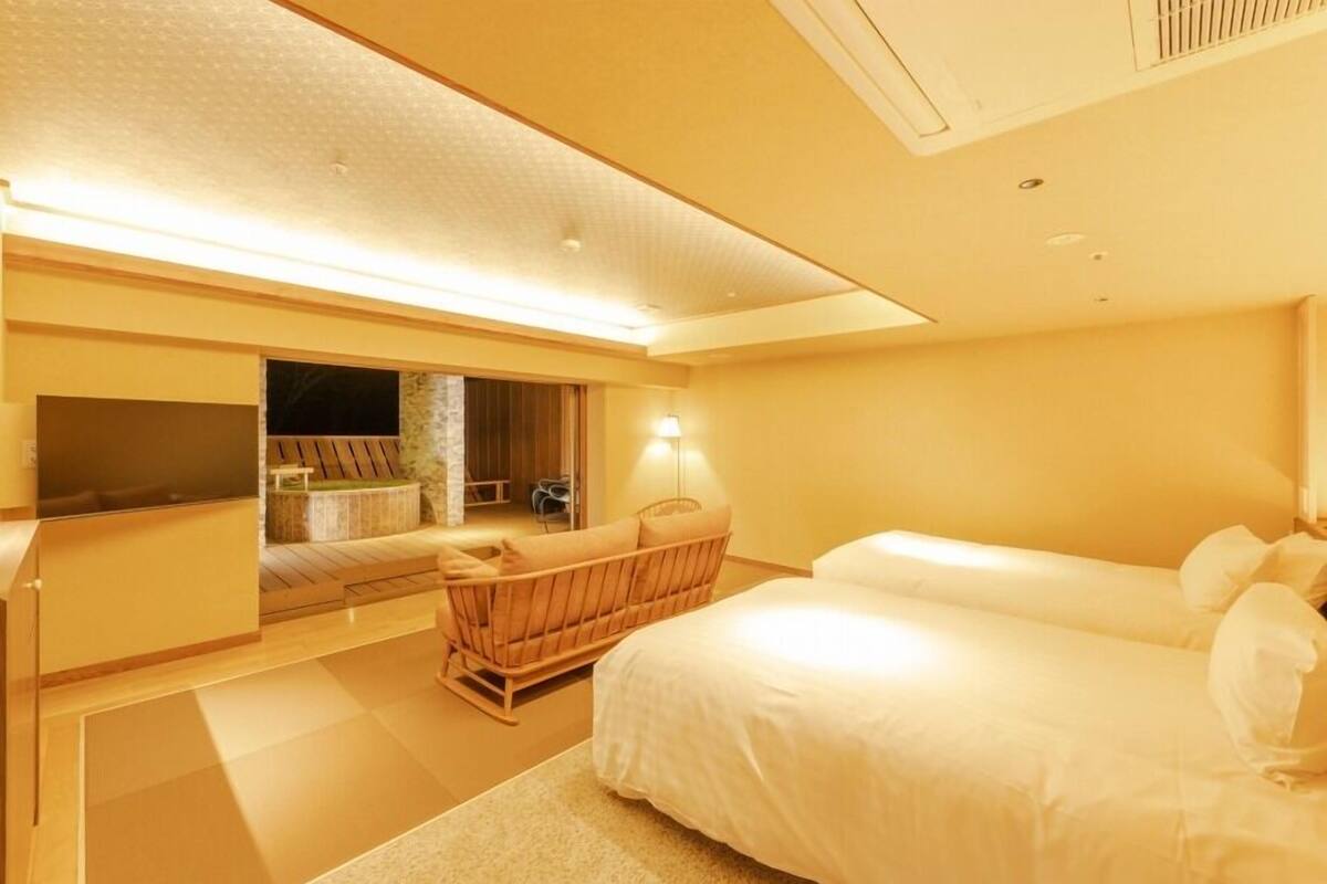 In-room safe, WiFi (free), bed sheets