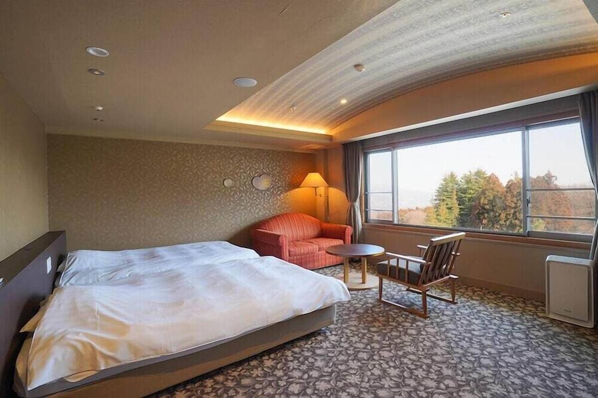 In-room safe, WiFi (free), bed sheets