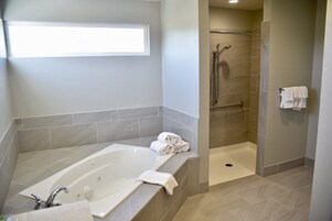 套房, 无障碍 (Accessible Tub) | 防过敏的被褥、客房内保险箱、办公桌、笔记本电脑工作区