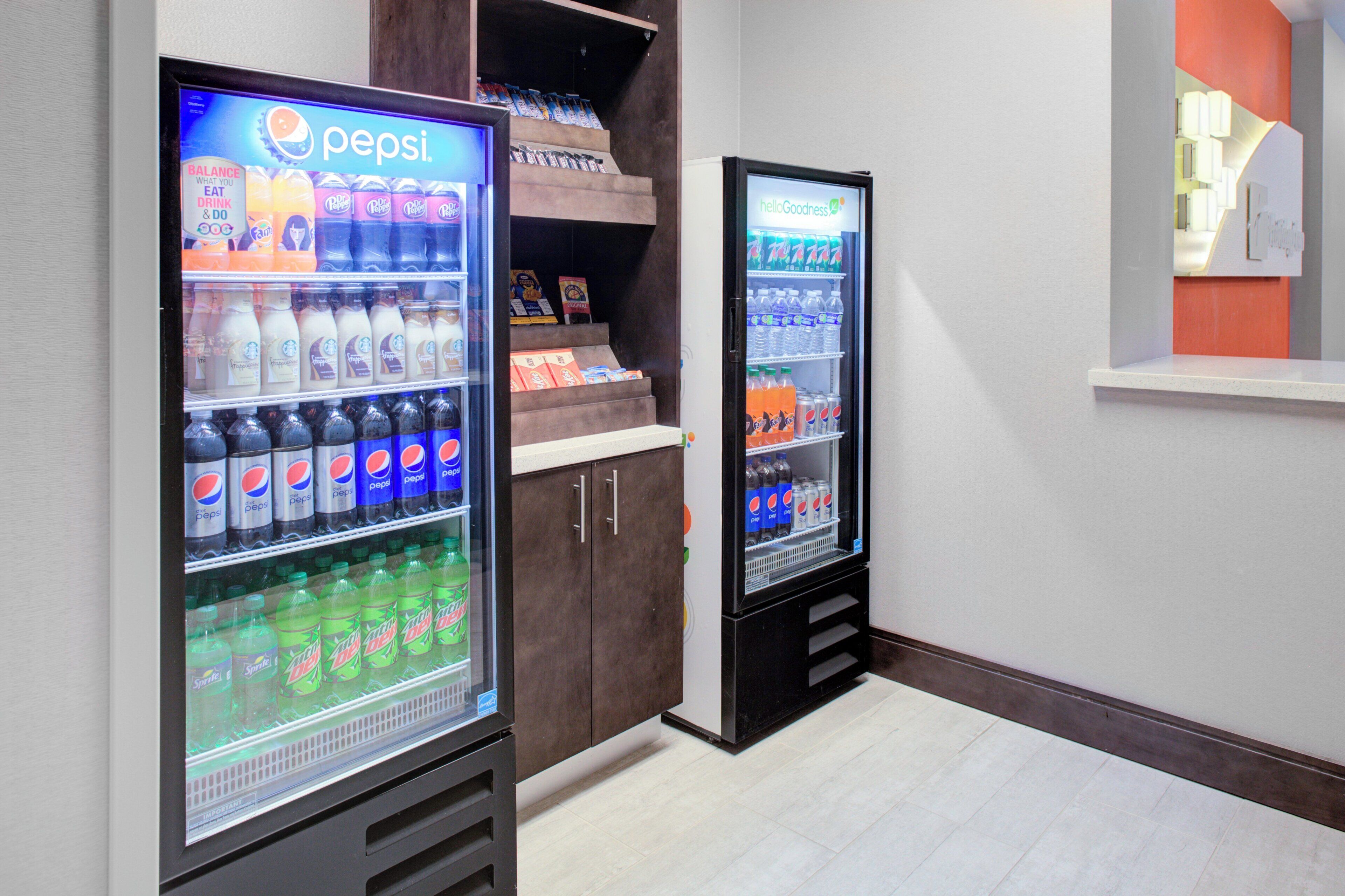 Deux distributeurs automatiques proposent une variété de boissons, notamment du Pepsi et du Mountain Dew.