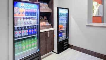 Deux distributeurs automatiques proposent une variété de boissons, notamment du Pepsi et du Mountain Dew.