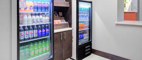 Zwei Getränkeautomaten, gefüllt mit verschiedenen Getränken, darunter Pepsi und Mountain Dew.