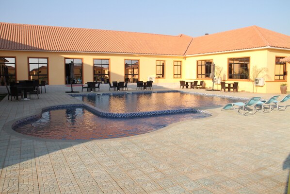 Una piscina al aire libre