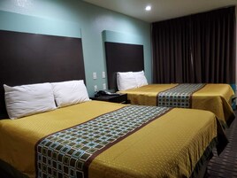 Escritorio, tabla de planchar con plancha, wifi gratis y ropa de cama 