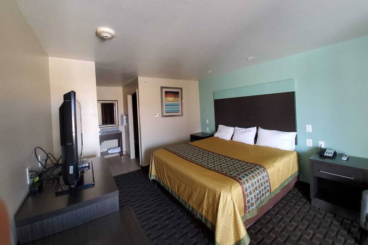 Basic Single Room, 1 King Bed, Smoking | Desk, iron/ironing board, WiFi (free), alarm clocks