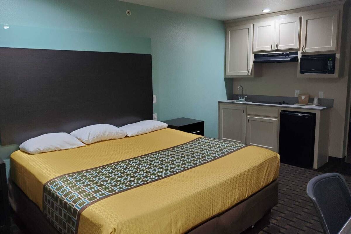 Single Room, 1 King Bed, Kitchenette Smoking | Desk, iron/ironing board, WiFi (free), alarm clocks