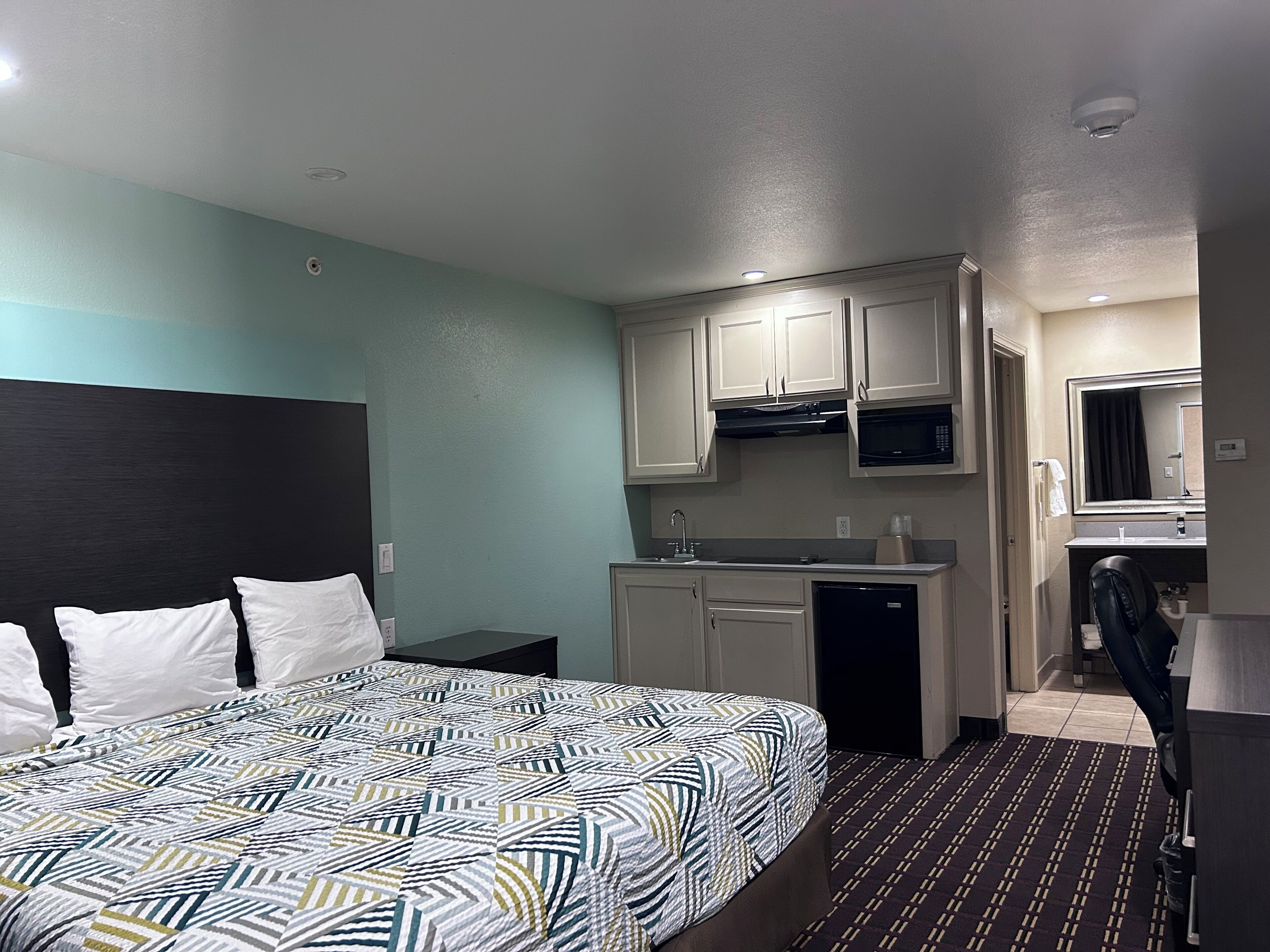 Kamar Single Basic, 1 Tempat Tidur King, Bebas Asap Rokok | Meja kerja, setrika/meja setrika, Wi-Fi gratis, dan seprai linen