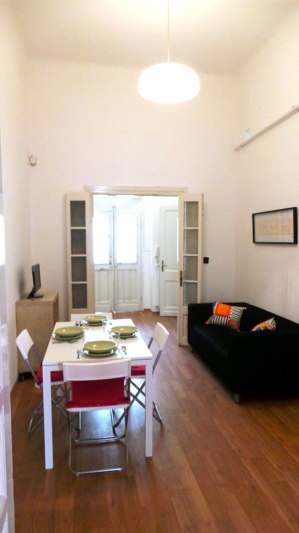 Lägenhet - 2 sovrum - kök - utsikt mot staden | Vardagsrum | Platt-tv