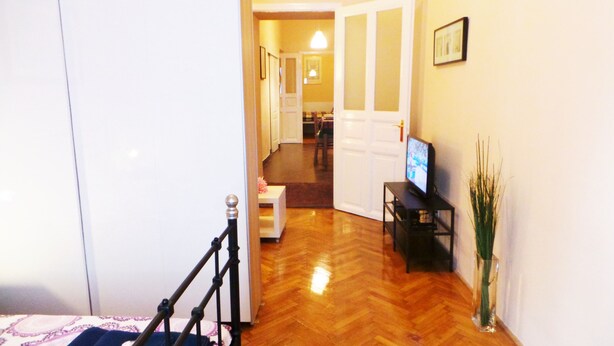 Unclassified image, 1 of 30, button - NEW ASTORIA (Budapest)