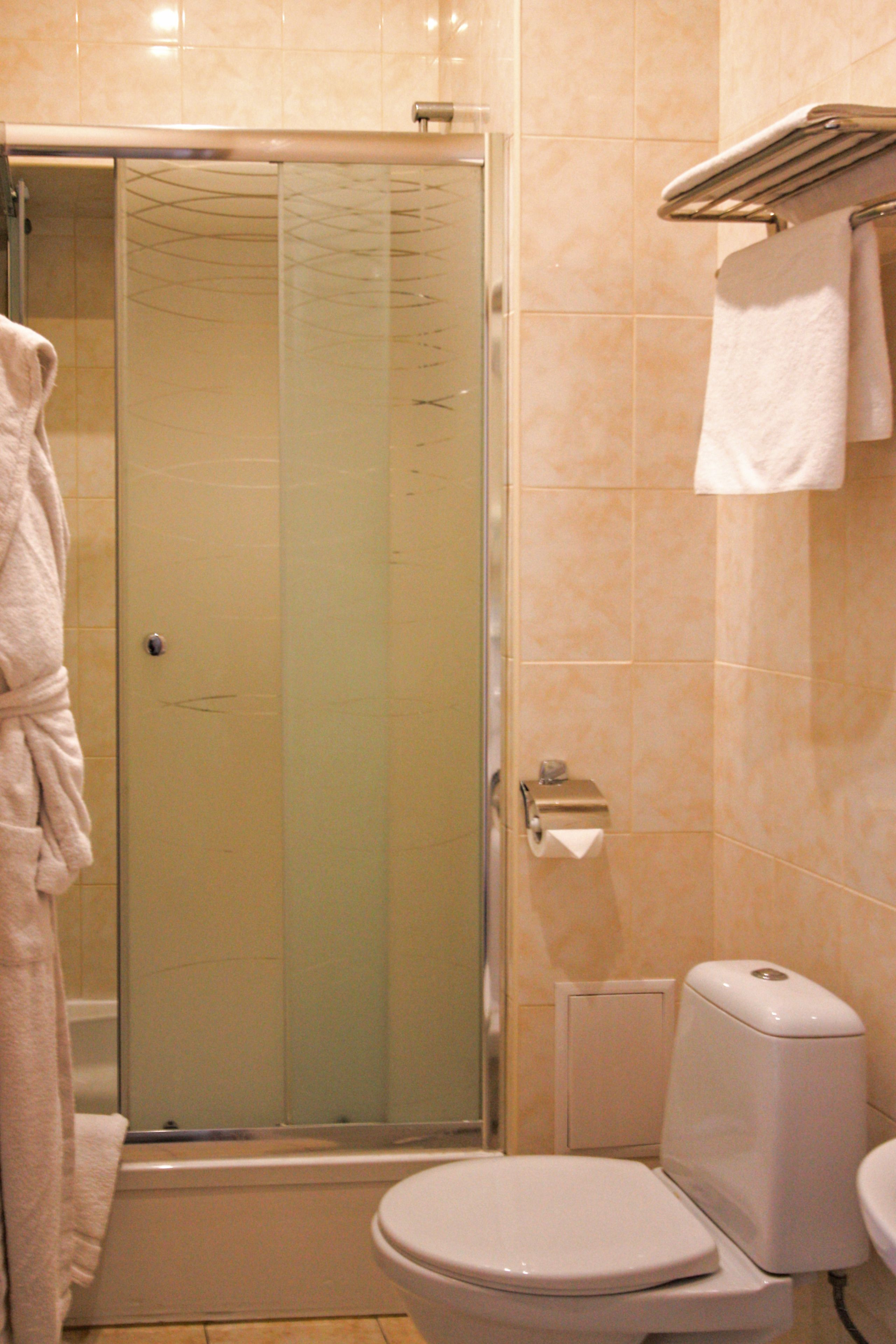Habitación Confort doble | Baño | Ducha, artículos de higiene personal gratuitos y secador de pelo
