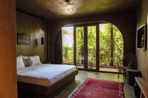 Minibar - Life Gallery (Korçë)