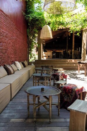 Outdoor dining - Life Gallery (Korçë)