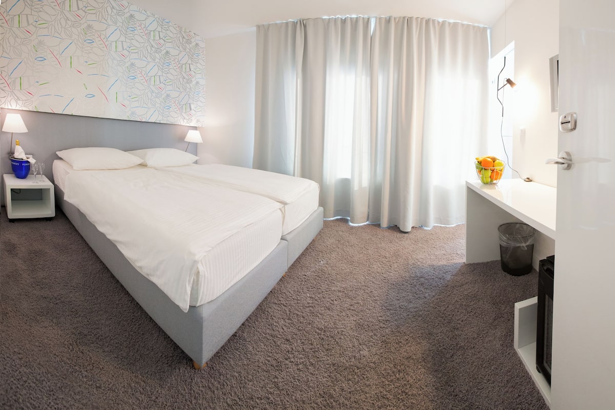 Standard Room, Partial Sea View | Minibar, in-room safe, desk, soundproofing