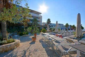 Sun loungers - Hotel Jona (Podstrana)