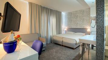 Standard-Zweibettzimmer, 2 Einzelbetten, eingeschränkter Meerblick | Minibar, Zimmersafe, Schreibtisch, Verdunkelungsvorhänge