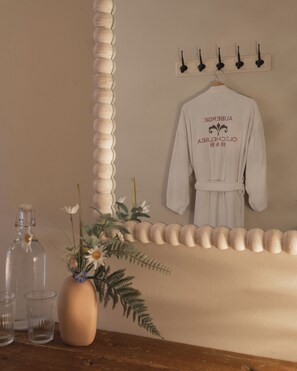 Cortinas opacas, wifi gratis, ropa de cama