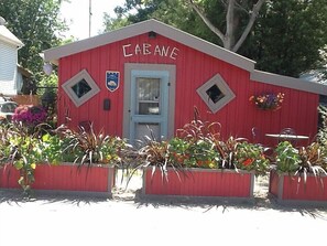 Basic Cabin, 1 Bedroom (La Cabane) | Blackout drapes, free WiFi, bed sheets -  Auberge Old Chelsea (Chelsea)