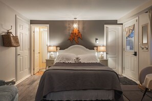 Superior Room, Private Bathroom (Privée) | Blackout drapes, free WiFi, bed sheets - Auberge Old Chelsea (Chelsea)