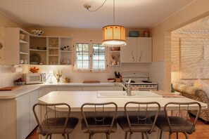 Microwave, coffee/tea maker, electric kettle, toaster oven - Auberge Old Chelsea (Chelsea)