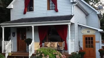 Vista frontal de la propiedad