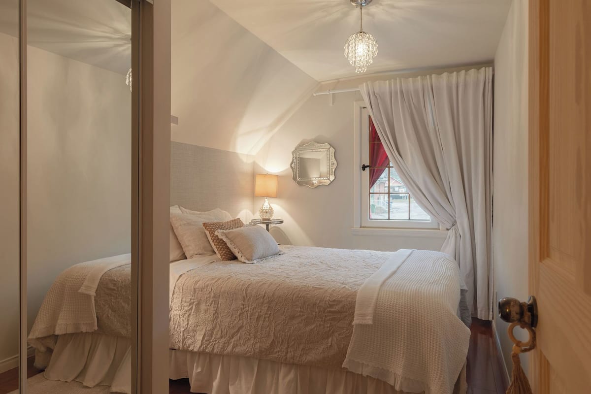 Blackout curtains, free WiFi, bed sheets