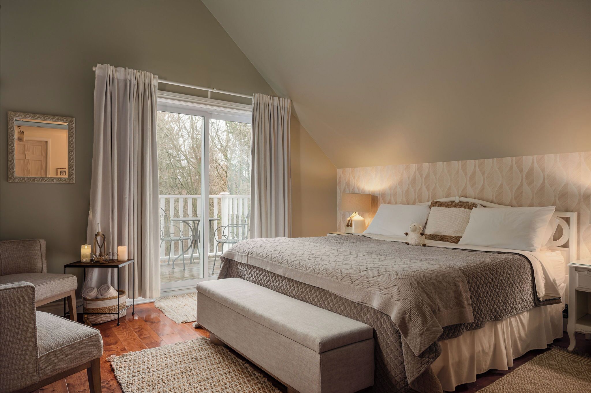 Blackout curtains, free WiFi, bed sheets