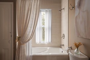 Hair dryer, bathrobes, slippers, towels -  Auberge Old Chelsea (Chelsea)