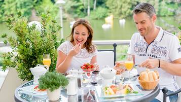 Free daily buffet breakfast